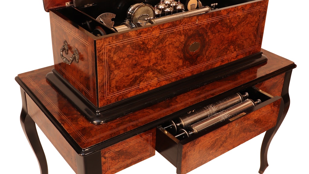 Boîte à musique sur table en style de la Belle Époque.