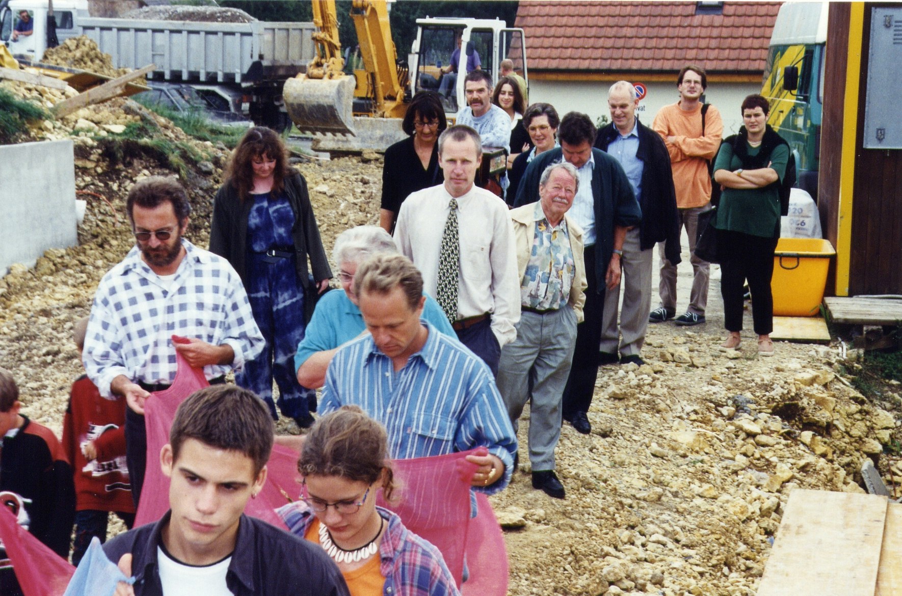 Kinder tragen farbiges Band vom alten MMA ins neue MMA