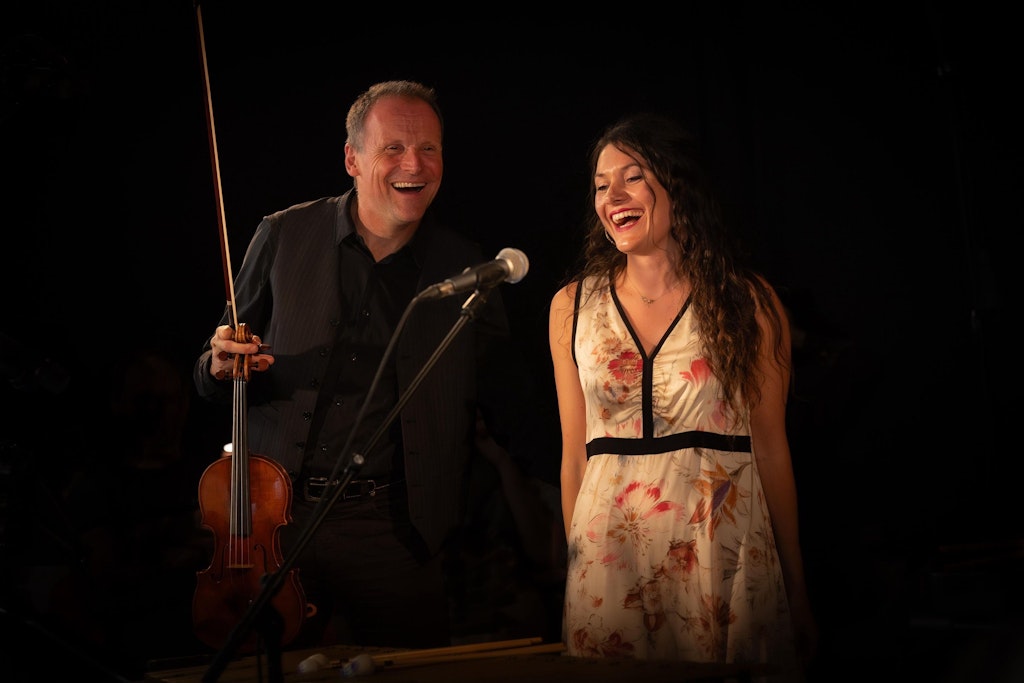 Das Duo just2it - Claire Litzler, Vibraphon + GesangDaniel Hauptmann, Violine
