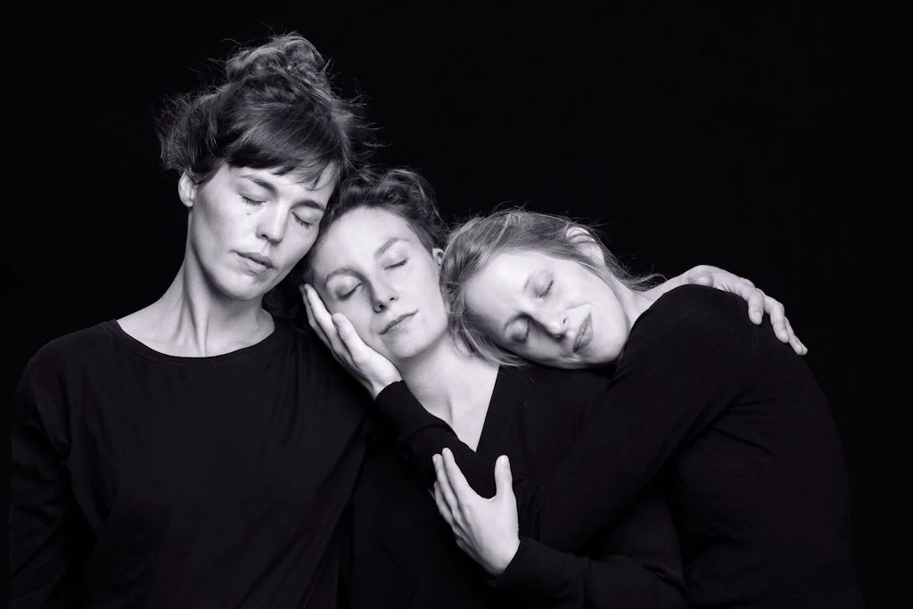 Das Ensemble Trëi: Abélia Nordmann, Gizem Şimşek, Mara Miribung - Stimmen, Cello, Psalter, Harmonium