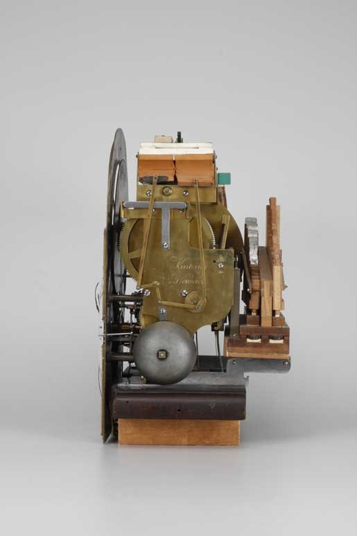 Bodenstanduhr mit Flöten- und Harfenwerk (Seitenansicht)