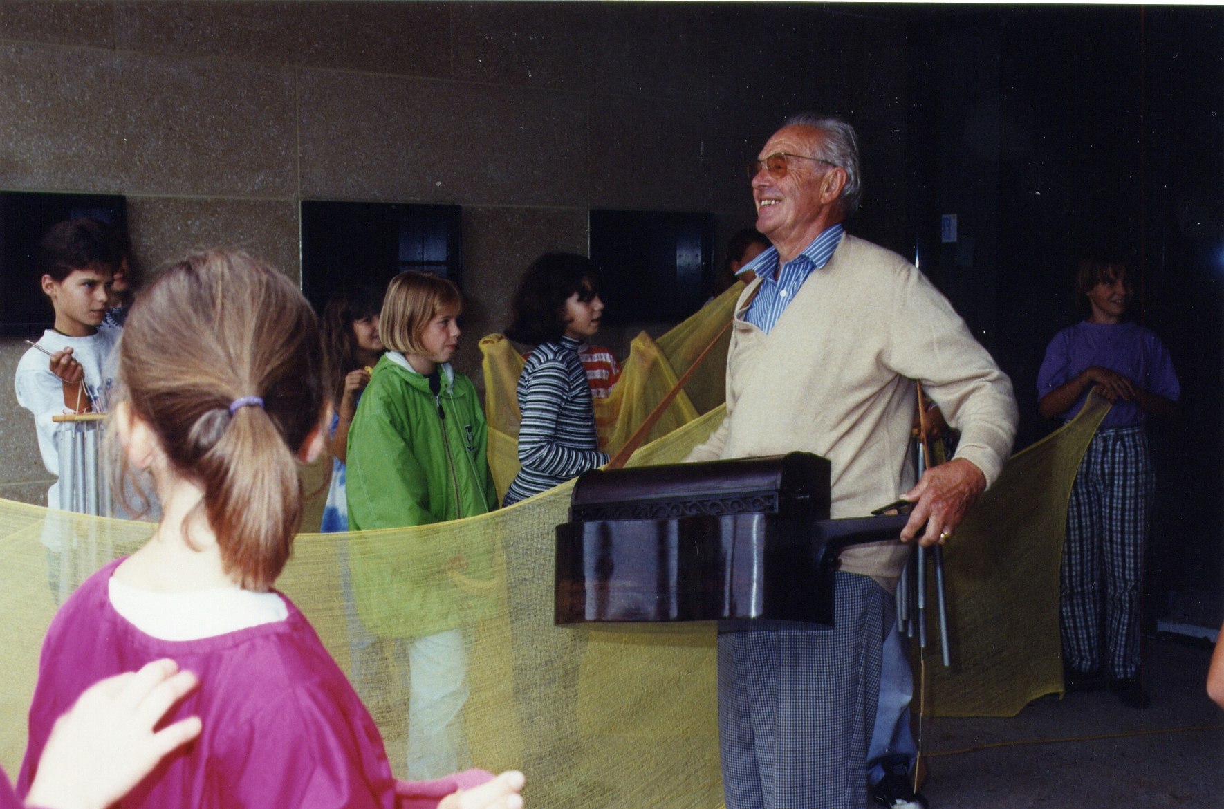 H. Weiss begleitet die Gäste mit Drehleier