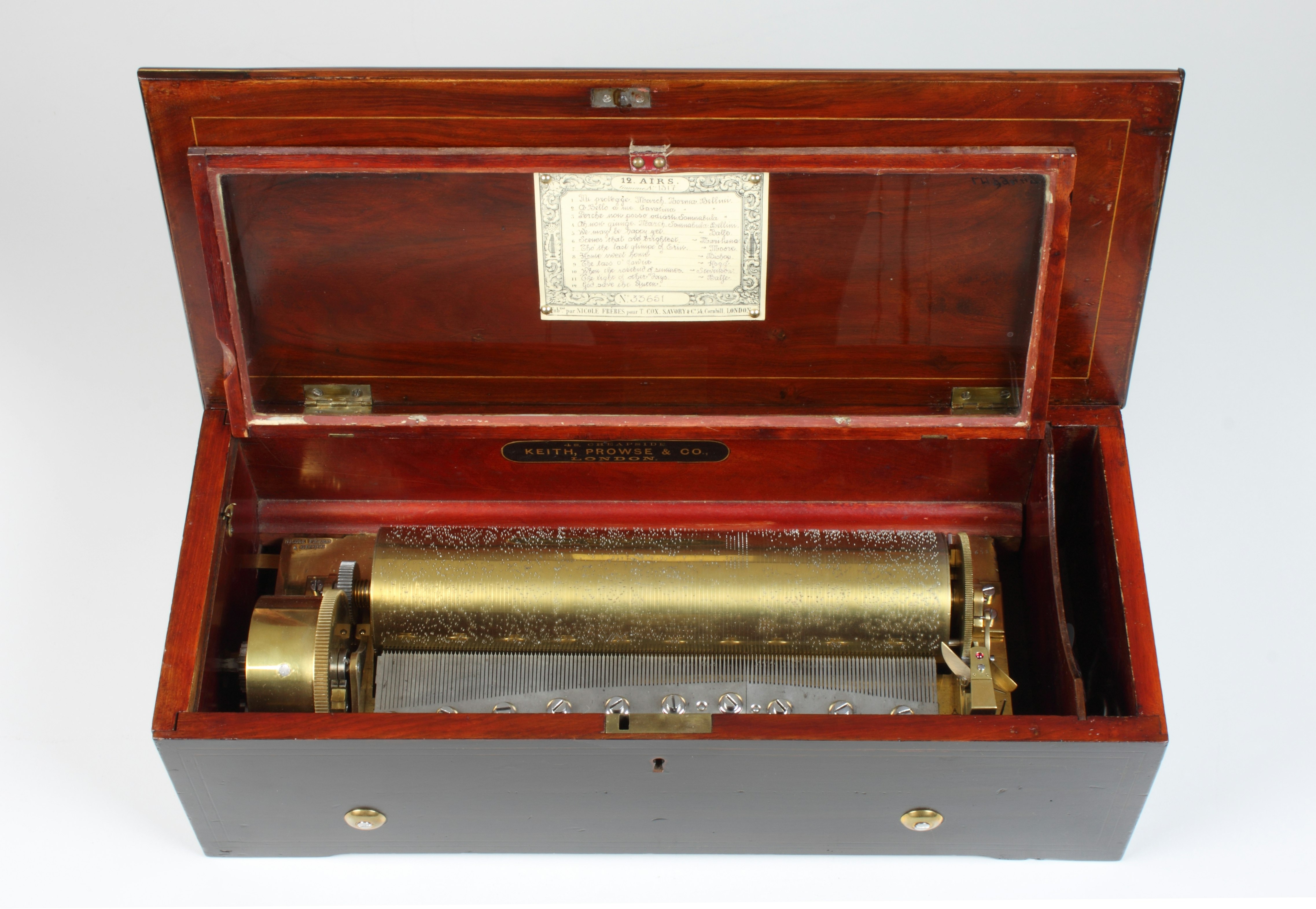 12 Musikstücke auf 6 Zylinderumgängen (two per turn); 2 Stimmkämme: Forte-Kamm mit 91 Tönen, Piano- Kamm mit 47 Tönen. 55 x 25 x 17 (37,5) cm (L. x T. x H., ( ) H. mit geöffnetem Deckel).