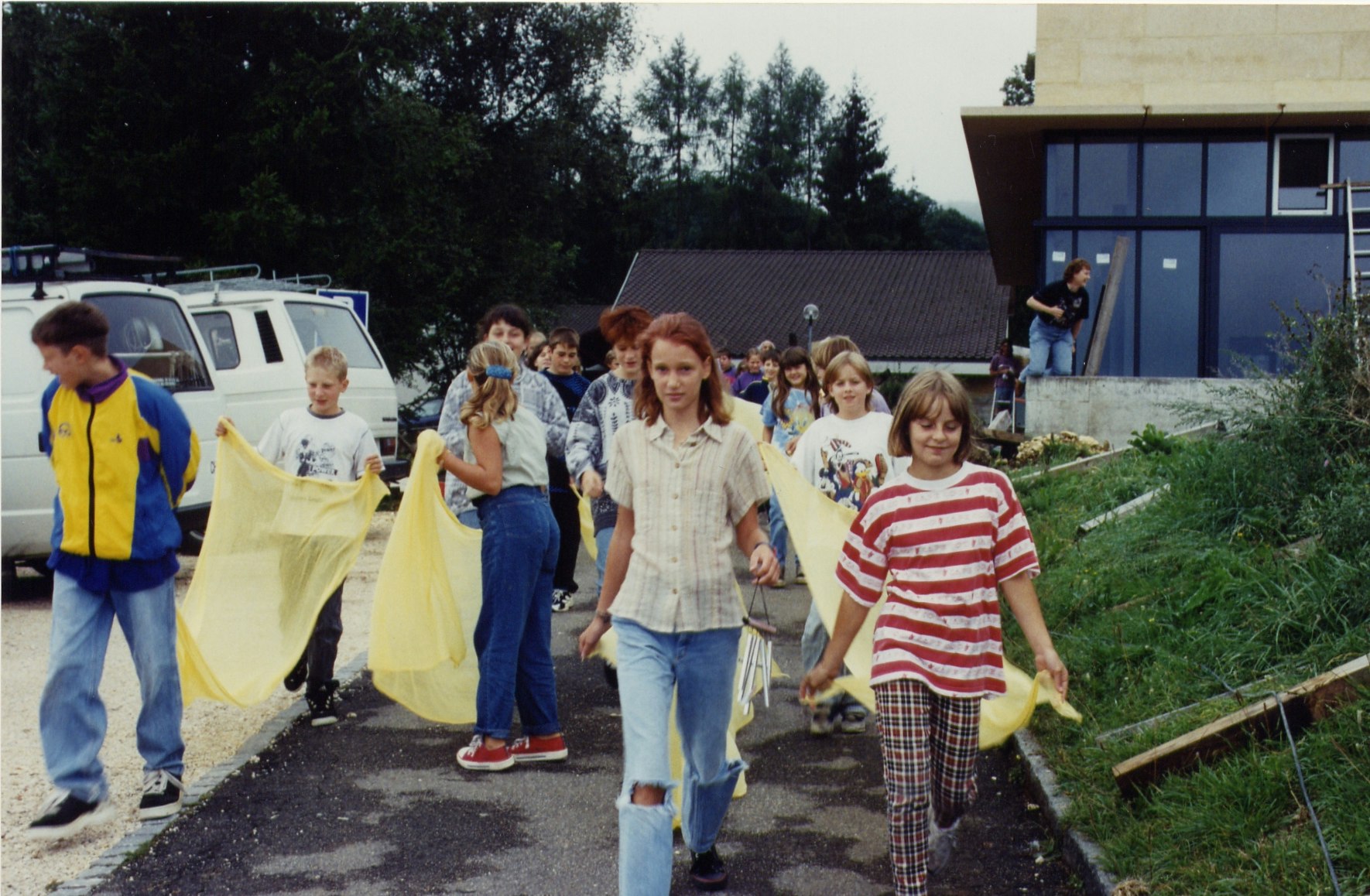 Kinder tragen farbiges Band vom alten MMA ins neue MMA