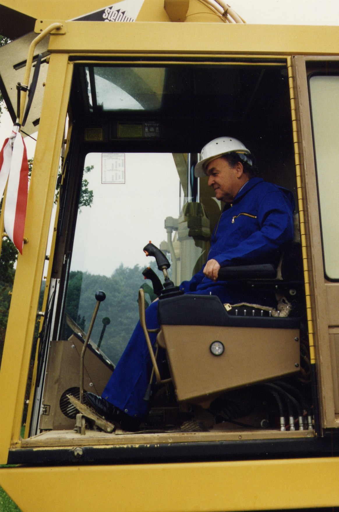 Federal Councillor Otto Stich at the groundbreaking ceremony for the new Museum of Music Automatons, 1995