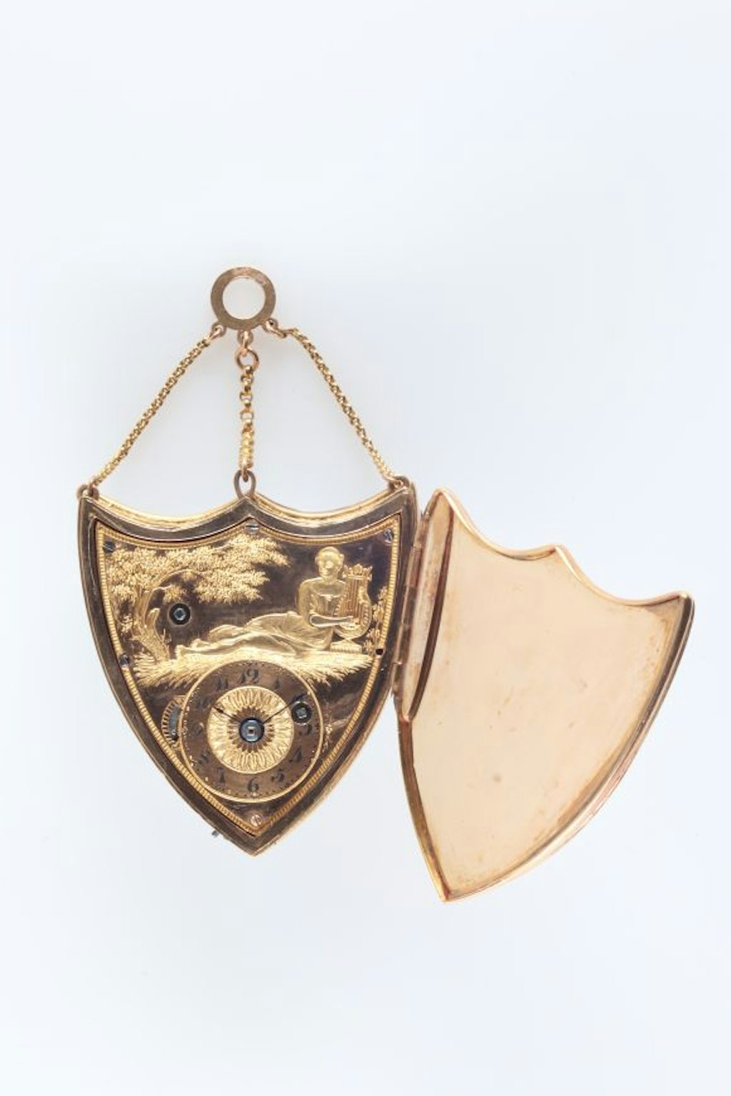 Uhrwerk mit Zylinderhemmung
Musikwerk mit 7 Tönen
Lyraspielerin bewegt den Arm
Zifferblatt und Figurenautomat in graviertem Gold
Gehäuse aus Gold, Umrahmung mit 54 kleinen Perlen
Höhe 40 mm (ohne Kette)
Hersteller unbekannt, vermutlich Genf, um 1815
LM 74730