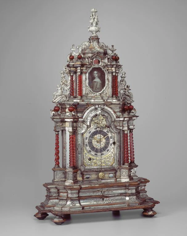 Altar-shaped mantel clock, first half of 18th century