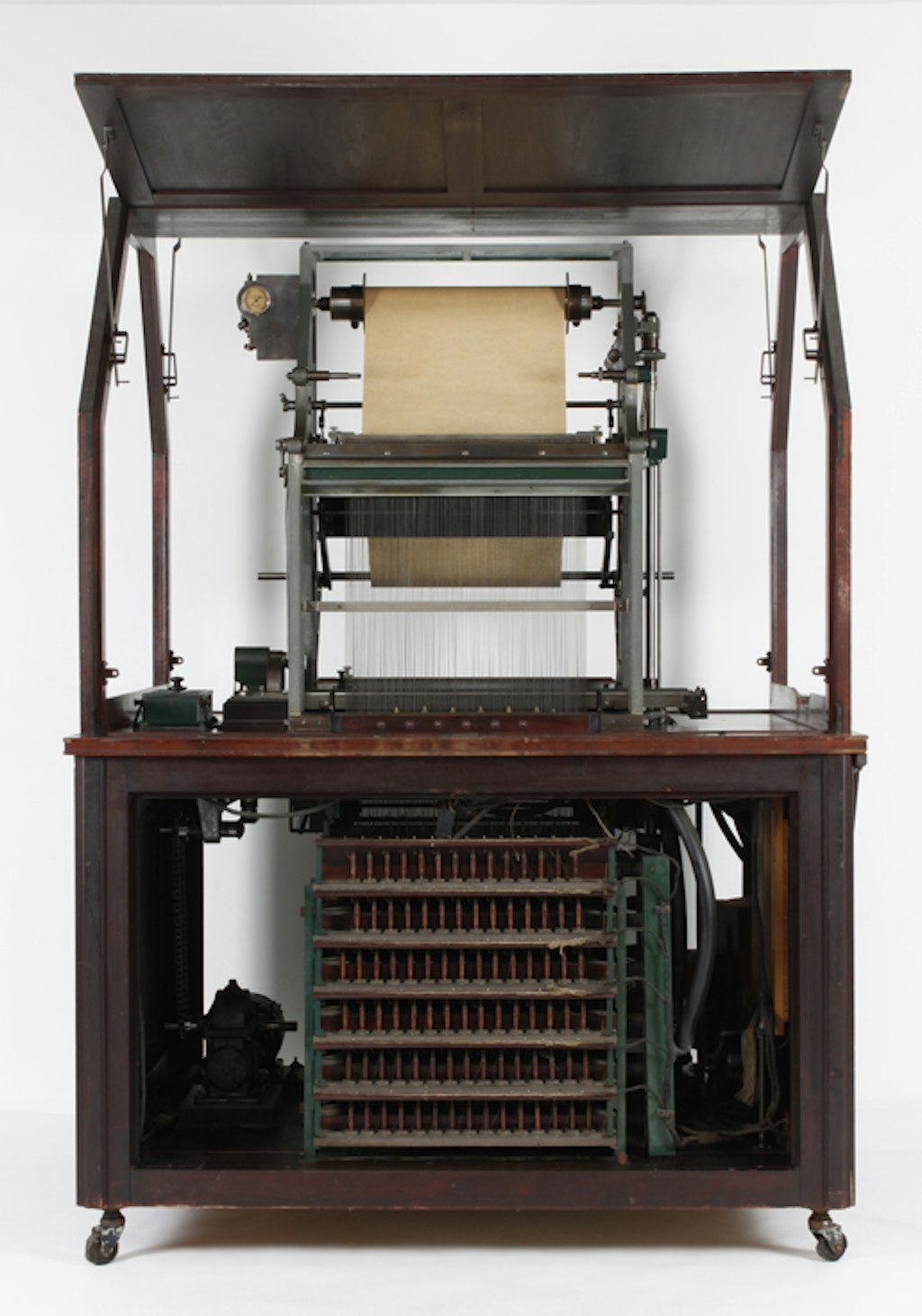 Appareil d’enregistrement, ouvert devant