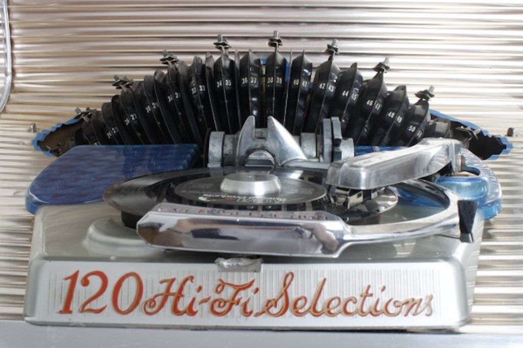 Rock-Ola 1454, Jukebox für Single-Platten, Rock-Ola Manufacturing Corporation, Chicago, USA 1956. 60 Single-Platten mit 120 Wahlmöglichkeiten