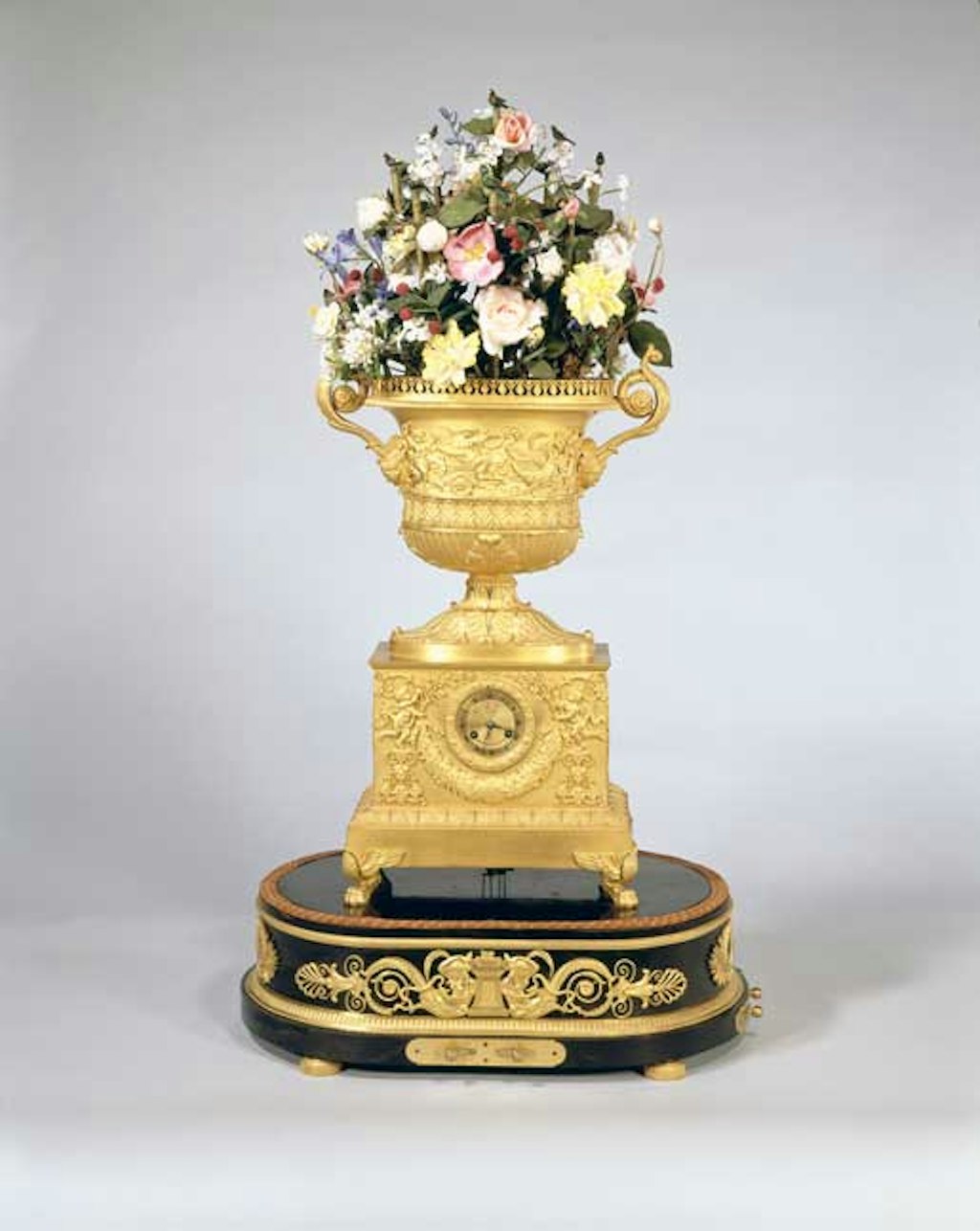 Horloge d’apparat en forme de vase avec mécanisme musical et oiseau chanteur