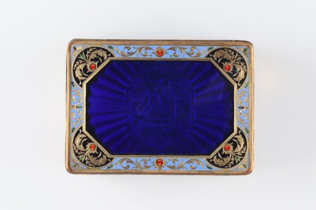 Die Tür des Tempels öffnet sich, ein Lyraspieler erscheint, die Säulen und der Architrav wechseln alle paar Sekunden die Farbe, das Sonnenrad im Giebel dreht sich
Musikwerk mit 60 Tönen und 2 Melodien
Gehäuse aus Gold mit Perlen und mit Emailmalerei auf Deckel und im Automatenbild
Hersteller unbekannt, vermutlich Genf, um 1815
LM 71901