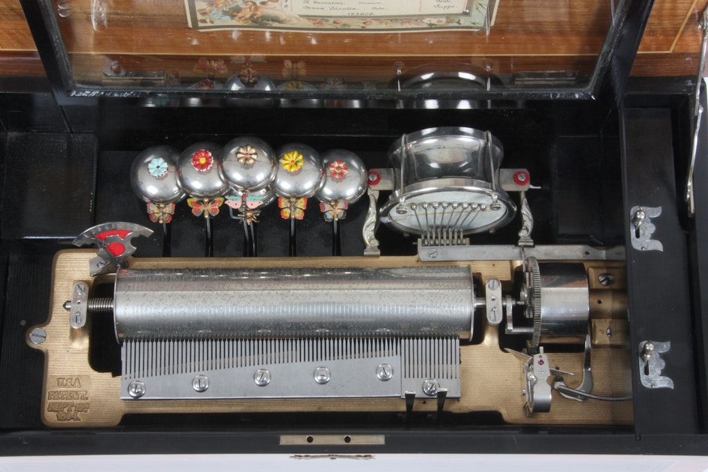 Dettaglio, Scatola musicale Tambour Timbres Vue, 8 melodie, Ste-Croix verso 1875