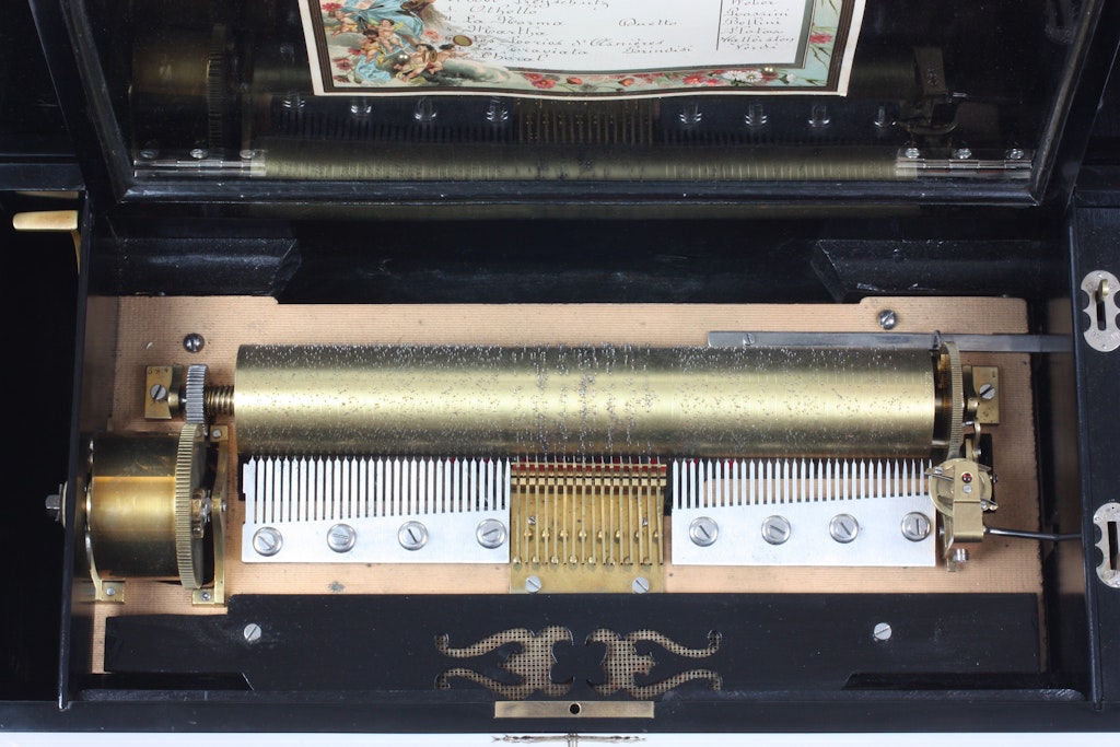 Scatola musicale Voix Celeste aperta, 8 melodie, Ste-Croix verso 1870