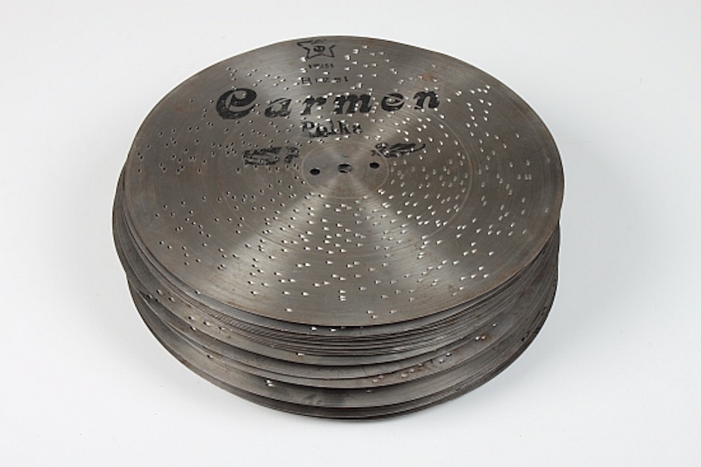 Blechplatten mit Haken auf der Rückseite