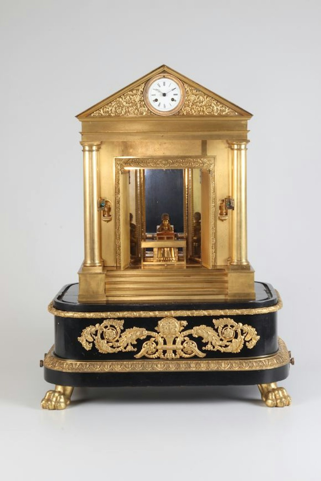 Goldener Tempel mit Pianistin und pfeifenden Vögeln in den Säulen
Musikwerk im Sockel mit 2 Kämmen mit 85 und 89 Tönen, 3 Melodien
Pianistin musiziert zum Musikwerk, Vögel pfeifen anschliessend
Musikdose: François Nicole, Genf; Uhrwerk: Moulinié & Co., Genf
Frères Rochat, Genf, um 1830
LM 71888